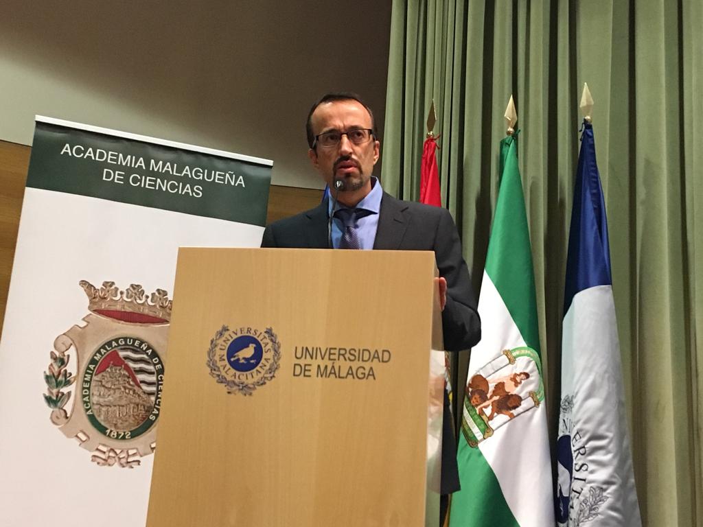 José Carlos Clavijo, director de Principia, agradece a la Academia Malagueña de Ciencias el premio.